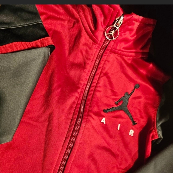 NIKE AIR JORDAN 24M KIDS RED & BLACK ZIP UP JACKET. - Picture 3 of 7